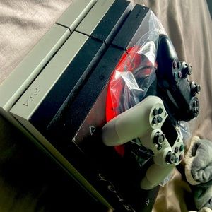 PS4, 2 controller,1  power cable and 1 HDMI cord